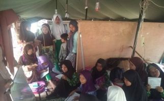 Suara Anak-anak Pengungsi Korban Banjir: Kami Butuh Perlengkapan Sekolah - JPNN.com
