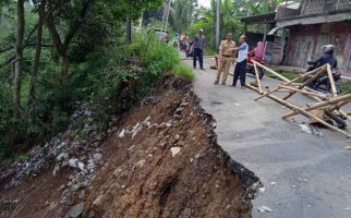 Jalan Ambrol, Pengendara Diimbau Waspada - JPNN.com