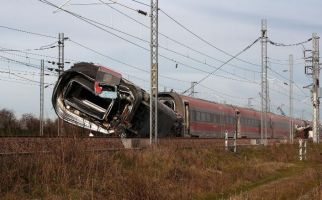 Kereta Cepat Terguling Dekat Milan, Dua Nyawa Melayang - JPNN.com