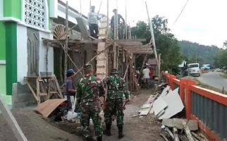 Selain Patroli Simpatik, Prajurit Pamrahwan Maluku Yonif 136 Juga Ikut Kerja Bakti - JPNN.com