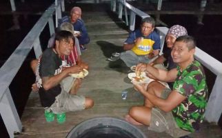 TNI AL Selamatkan 10 Nelayan yang Terapung-apung di Laut - JPNN.com