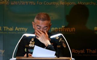 Meneteskan Air Mata, Panglima Angkatan Darat Minta Maaf Atas Kelakuan Brutal Anak Buah - JPNN.com