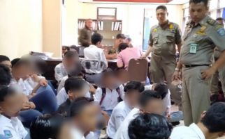 Razia, Satpol PP Temukan Rekaman Video Call Berbau Pornografi di Ponsel Siswa SMK - JPNN.com