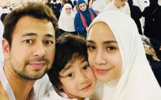 Di Depan Kakbah, Raffi Ahmad: Ampunkanlah Dosa Kami - JPNN.com