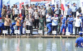 Cegah Abrasi, Panglima TNI dan Kapolri Pimpin Gerakan Tanam 20.000 Mangrove - JPNN.com