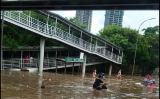Jakarta Banjir, ini Update Terkini Rute Layanan Transjakarta - JPNN.com