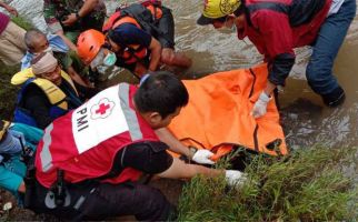 Mayat Wanita Bergelang Persija Mengambang di Ciliwung, Usianya Sekitar 25 Tahun - JPNN.com