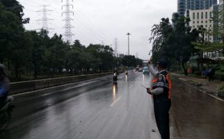 Banjir Surut, Underpass Cawang Penuh Lumpur - JPNN.com