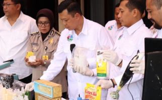 Polisi Bongkar Pabrik Kosmetik Ilegal di Bandung, Omzetnya Puluhan Juta - JPNN.com