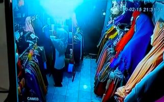 Perempuan Berhijab Terekam CCTV sedang Mencuri di Toko - JPNN.com