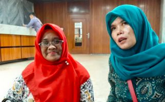 Mbak Titi dan Bu Nunik Honorer K2 Rela Datang dari Kampung Halaman Memantau Rapat di DPR - JPNN.com