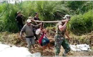 Dua Tentara Menggotong Warga Sejauh 2 Kilometer Menuju Rumah Sakit - JPNN.com