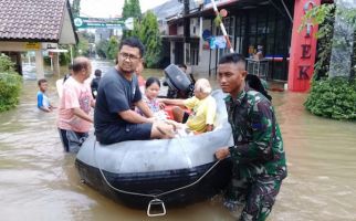 Tim Satgas Banjir Lantamal III Bantu Warga Terdampak Banjir - JPNN.com