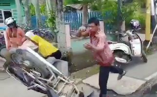 Tak Terima Ditilang, Pengendara Ini Nekat Banting Sepeda Motor di Depan Polisi - JPNN.com