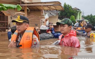 Kapolres Bekasi Terjang Banjir Pimpin Evakuasi Warga - JPNN.com