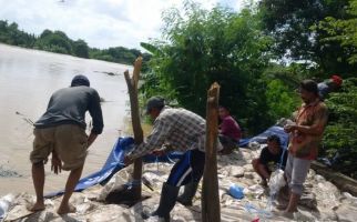 Trauma Bencana Banjir, Warga Patroli Pantau Kondisi Tanggul Sungai - JPNN.com
