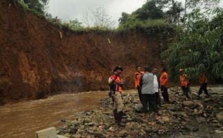 Lahan Makam di Bogor Longsor, 10 Mayat Hanyut - JPNN.com