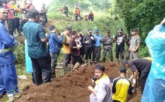 8 Jenazah di Pemakaman Rangga Mekar Bogor Direlokasi - JPNN.com