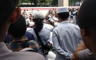 Usai Salat Asar Berjemaah, Massa FPI Melanjutkan Aksi - JPNN.com