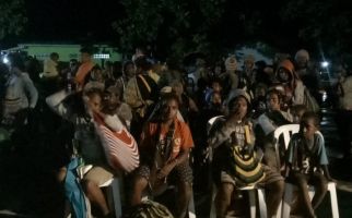 Takut Teror KKB, Ratusan Warga Tinggalkan Kampung saat Dini Hari - JPNN.com