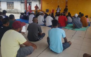 Nono Sampono Beri Bantuan Peralatan Sekolah Bahari di Leihitu - JPNN.com