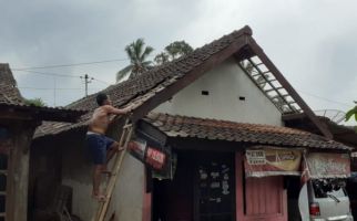 14 Rumah dan Satu SPBU Rusak Disapu Angin Langkisau - JPNN.com