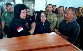 Menteri Siti Menangis saat Melepas Putra-Putri KLHK yang Gugur saat Bertugas - JPNN.com