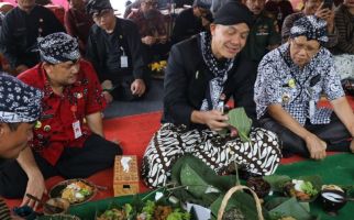 Lihat, Ganjar Pranowo Asyik Menikmati Nasi Iriban - JPNN.com