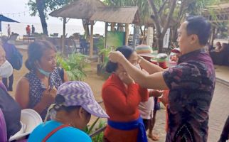 Putu Supadma Rudana Bagi-bagi Ratusan Masker N95 Gratis di Pantai Sanur Bali - JPNN.com