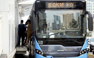 Biasa Pulang Malam? Tenang, Bus Transjakarta Beroperasi 24 Jam Setiap Hari - JPNN.com