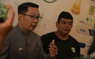 Ridwan Kamil Langsung Pantau Saat Seluruh Pemain dan Ofisial Persib Jalani Tes Corona - JPNN.com