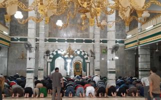 Di Masjid Ini Tidak Ada Salat Jumat, Diganti Zuhur Berjemaah - JPNN.com