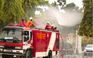 Mobil Pemadam Kebakaran Kini Dikerahkan untuk Semprot Disinfektan - JPNN.com