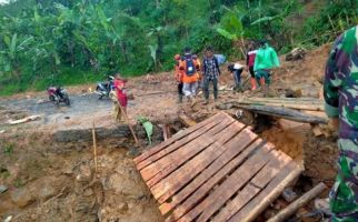 Jembatan Gantung Terputus saat Hujan Deras di Kaki Gunung Halimun Salak - JPNN.com