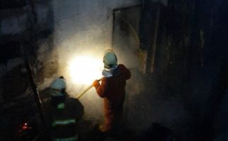 Mencekam, Detik-detik Pabrik Besi Terbakar, 2 Karyawan Terperangkap di Dalam - JPNN.com