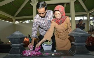 Mengenal Sosok Ibunda Jokowi, Sudjiatmi, Falsafah Ojo Dumeh - JPNN.com