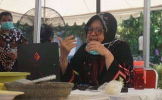 Kesabaran Risma Berakhir, Khofifah pun Diserbu Warga - JPNN.com