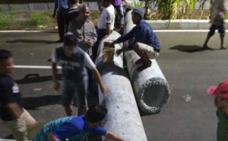 Virus Corona Menggila, Warga Surabaya Tutup Jalur Lingkar Luar Timur untuk Cegah Balap Liar - JPNN.com