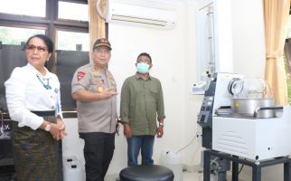 Polda Bali-Unud Manfaatkan Arak Bali Jadi Disinfektan dan Hand Sanitizer - JPNN.com