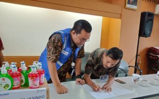 Asuransi Jasindo Bagikan Sabun Pencuci Tangan untuk Masyarakat - JPNN.com
