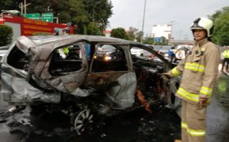 Toyota Avanza Ludes Terbakar di Tol Dalam Kota Grogol, Pengemudi Tewas Mengenaskan - JPNN.com
