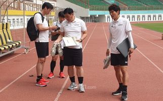 Rapid Test Positif, Swab Test Negatif, Asisten Pelatih Timnas Gong Oh Kyun Diizinkan Pulang - JPNN.com