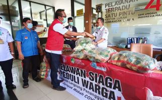 Disaksikan Sandiaga Uno, Relawan Siaga Bagi-Bagi Beras di Zona Merah Corona - JPNN.com