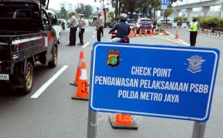 Mengaku Purnawirawan Bawa Airsoft Gun, Todongkan Pisau di Check Point PSBB - JPNN.com