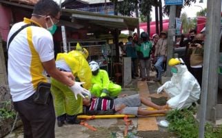 2 Polisi Heroik Menolong Warga Terkapar di Jalan, Jas Hujan jadi APD - JPNN.com