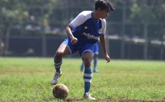 Pemain Persib Bandung U-18 Ini Ternyata Punya Cara Sendiri Membantu Orang Tua - JPNN.com