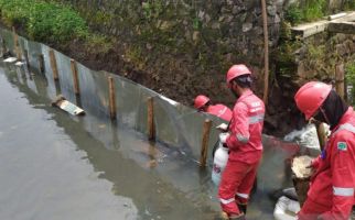 Anak Sungai Cinambo Tercemar BBM - JPNN.com