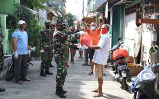 Luar Biasa! Aksi Personel TNI dan Polri Saat Penerapan PSBB Patut Dicontoh - JPNN.com
