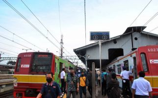 Penumpang KRL Harus Memakai Baju Lengan Panjang selama di Kereta - JPNN.com