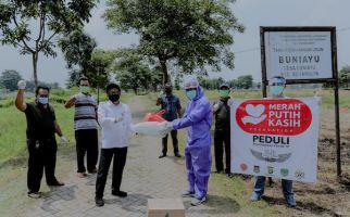 JHL Group Serahkan Bantuan APD ke Petugas Penggali Makam Korban COVID-19 - JPNN.com